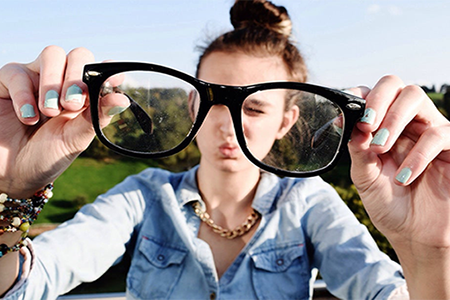 Why Acetate Eyeglasses Are a Hit Among Young People?